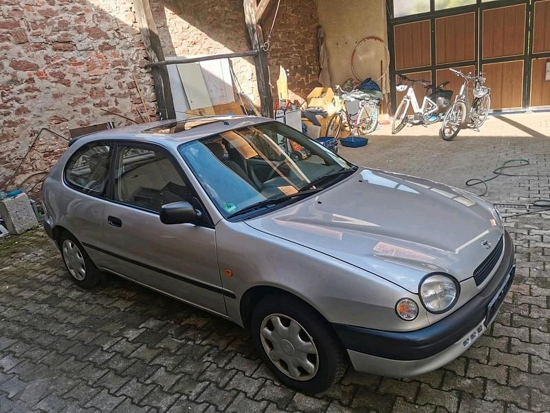 Gebraucht Toyota Corolla 86 PS (63 kW) 1998 Silber Kleinwagen