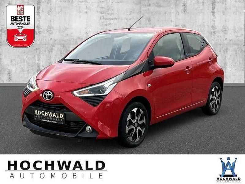 Rot Gebraucht 2021 Toyota Aygo X-play Kleinwagen | 10.990 € (Fairer Preis) - Bild 1/4