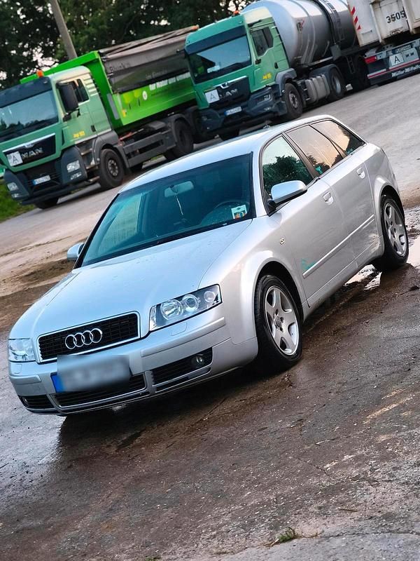 Silber Gebraucht 2001 Audi A4 Kombi | 2.200 € (Teuer) - Bild 1/4