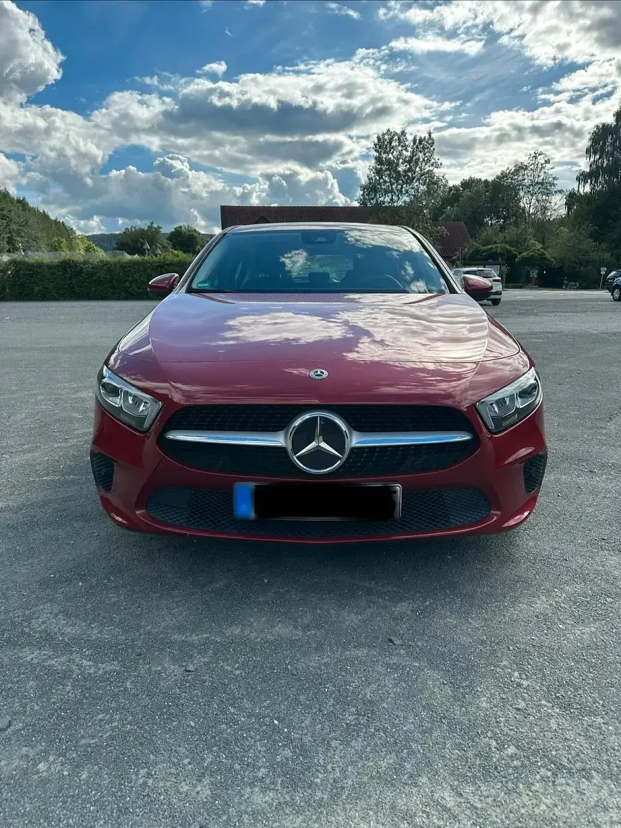 Gebraucht Mercedes A180 136 PS (100 kW) 2020 Rot Limousine