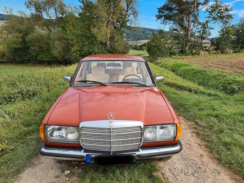Gebraucht Mercedes 200 109 PS (80 kW) 1983 Rot Limousine
