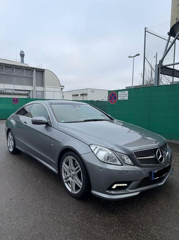 Grau Gebraucht 2009 Mercedes E350 Coupé | 16.500 € (Teuer) - Bild 1/4