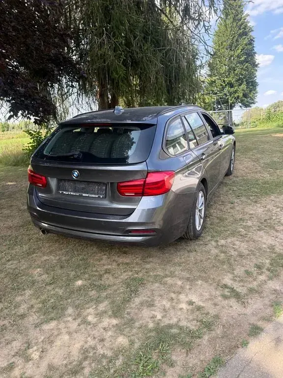 Gebraucht BMW 318 150 PS (110 kW) 2017 Grau Kombi