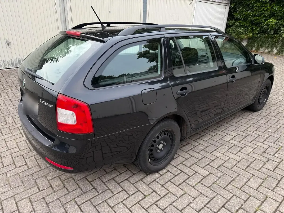 Gebraucht Skoda Octavia 105 PS (77 kW) 2012 Schwarz Kombi