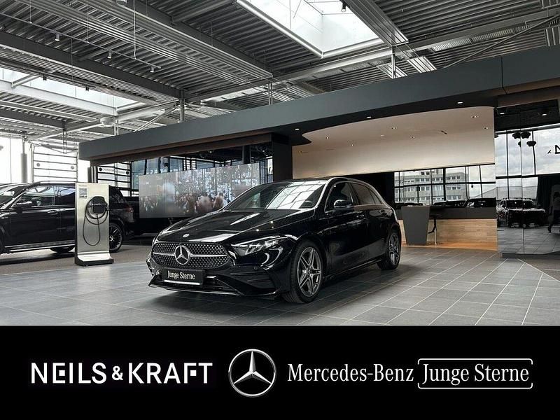 Metalliclack kosmosschwarz Gebraucht 2023 Mercedes A180 AMG Limousine | 32.450 € (Etwas zu teuer) - Bild 1/4