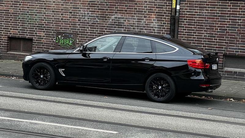 Schwarz Gebraucht 2015 BMW 330 Luxury Line Limousine | 17.300 € (Teuer) - Bild 1/4