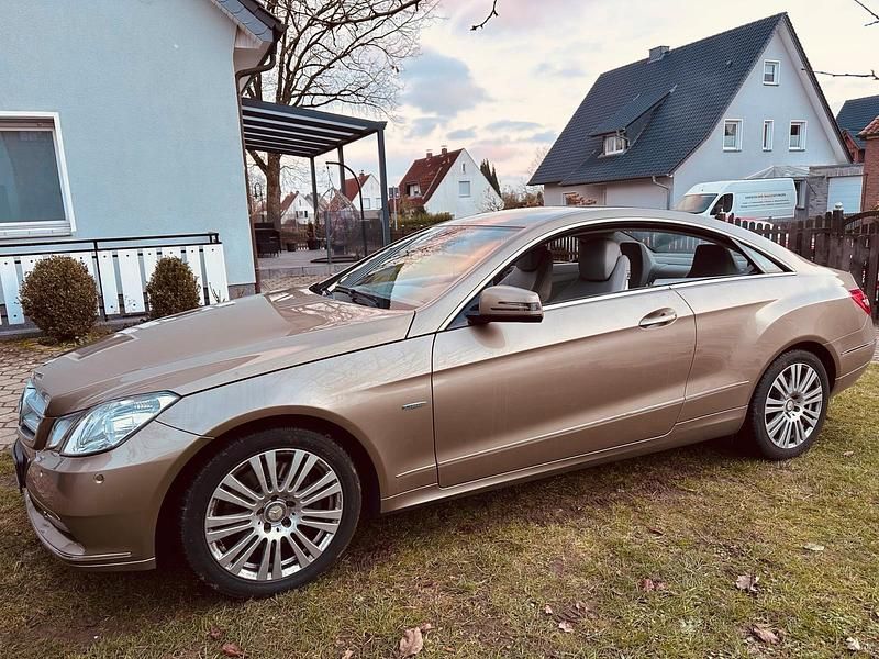Gelb Gebraucht 2012 Mercedes E350 Elegance Coupé | 16.900 € (Etwas zu teuer) - Bild 1/4
