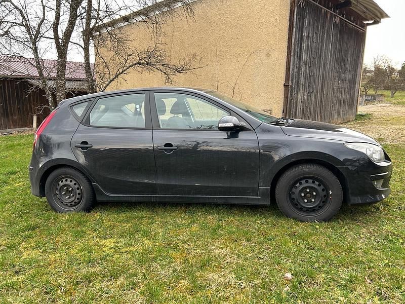 Gebraucht Hyundai i30 90 PS (66 kW) 2011 Schwarz Kleinwagen