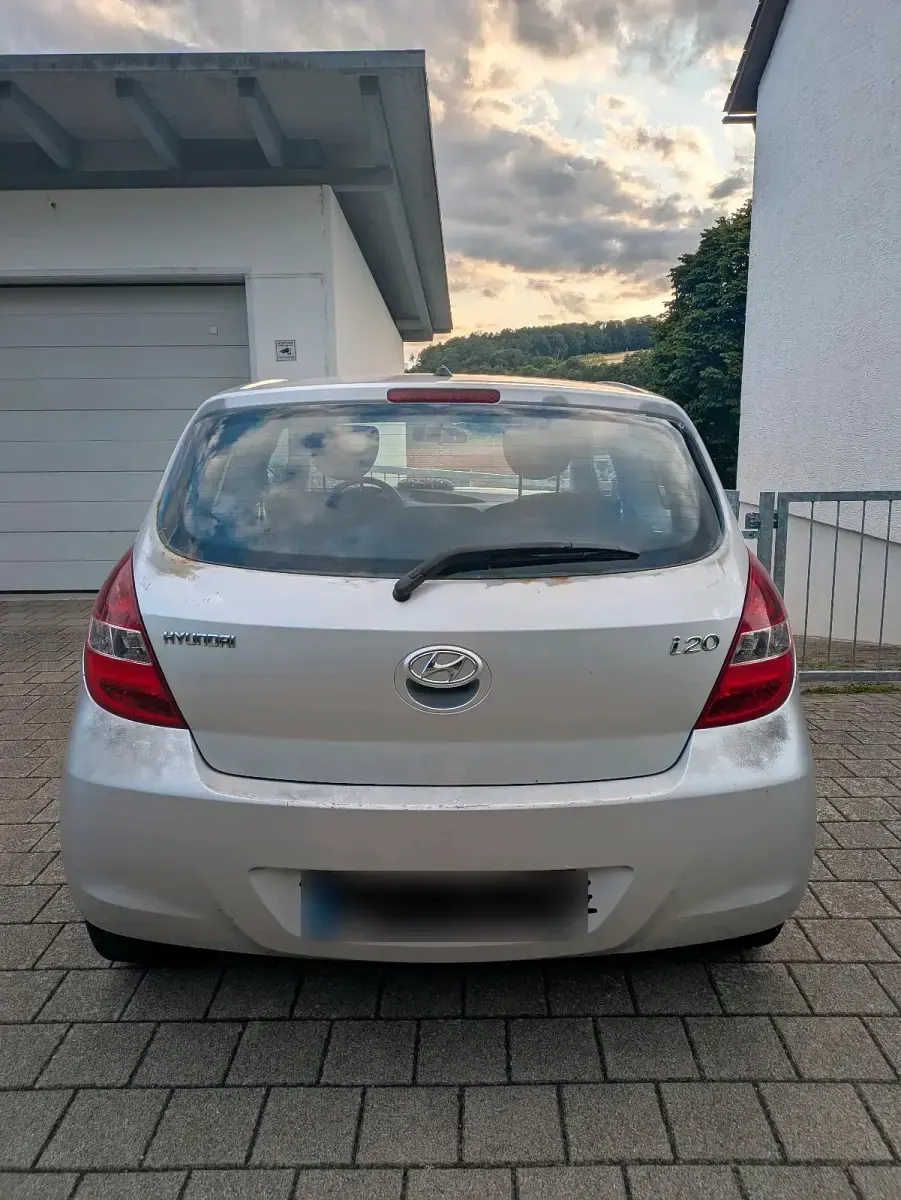 Gebraucht Hyundai i20 75 PS (55 kW) 2011 Silber Kleinwagen