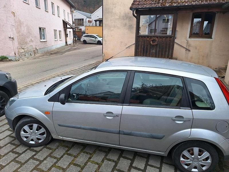 Gebraucht Ford Fiesta 60 PS (44 kW) 2007 Silber Kleinwagen