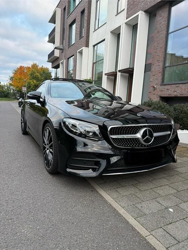 Schwarz Gebraucht 2017 Mercedes E300 AMG line Coupé | 33.490 € (Fairer Preis) - Bild 1/4