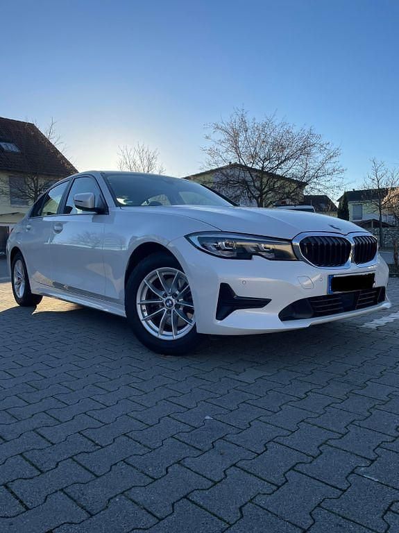 Weiß Gebraucht 2019 BMW 320 Limousine | 22.999 € (Superpreis) - Bild 1/4