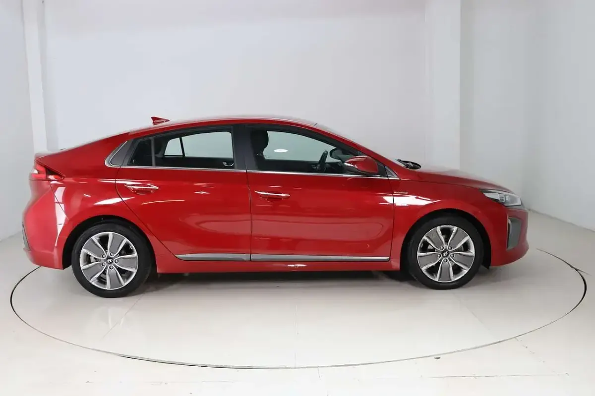 Gebraucht Hyundai Ioniq Style 141 PS (103 kW) 2018 Rot Kleinwagen