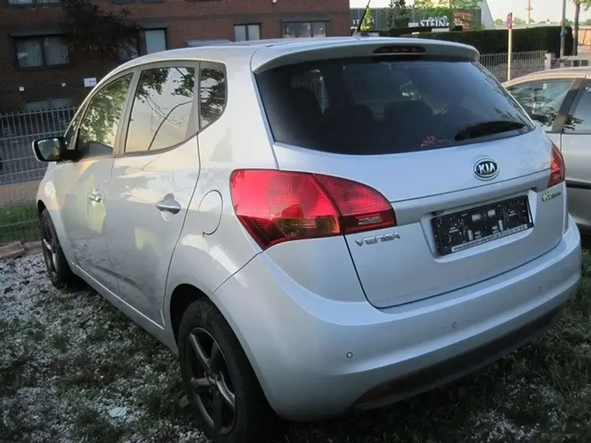 Gebraucht Kia Venga Spirit 128 PS (94 kW) 2010 Continentalsilber met. Kleinwagen