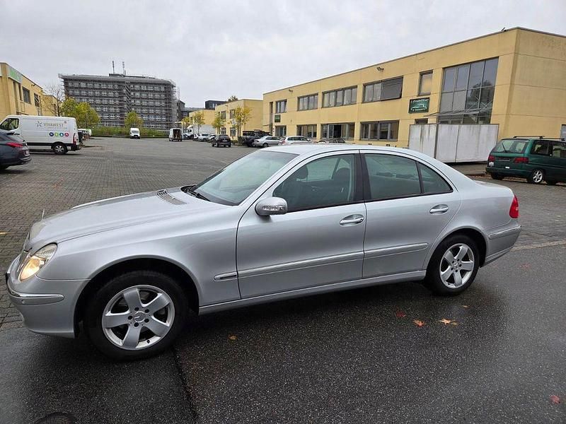 Silber Gebraucht 2003 Mercedes E240 Elegance Limousine | 5.950 € (Etwas zu teuer) - Bild 1/4