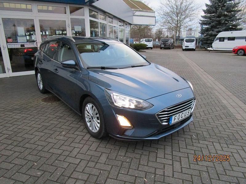 Blau Gebraucht 2021 Ford Focus Titanium Limousine | 14.490 € (Fairer Preis) - Bild 1/4