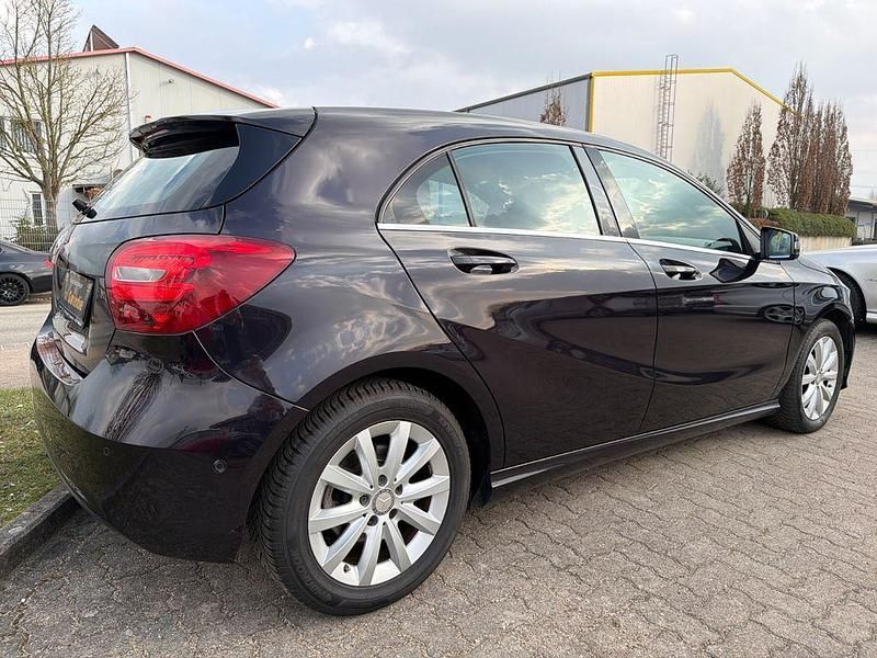 Gebraucht Mercedes A180 122 PS (89 kW) 2016 Violett Limousine