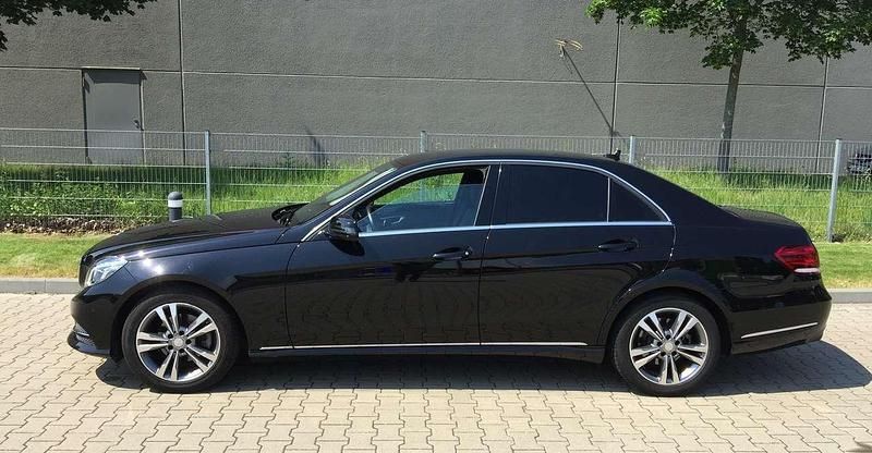 Schwarz Gebraucht 2015 Mercedes E200 Avantgarde Limousine | 16.500 € (Fairer Preis) - Bild 1/4