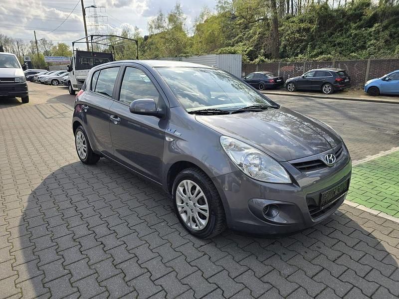 Gebraucht Hyundai i20 Edition 90 PS (66 kW) 2012 Grau Kleinwagen
