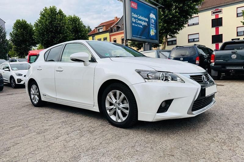 Weiß Gebraucht 2015 Lexus CT200h Executive Line Limousine | 13.900 € (Teuer) - Bild 1/4