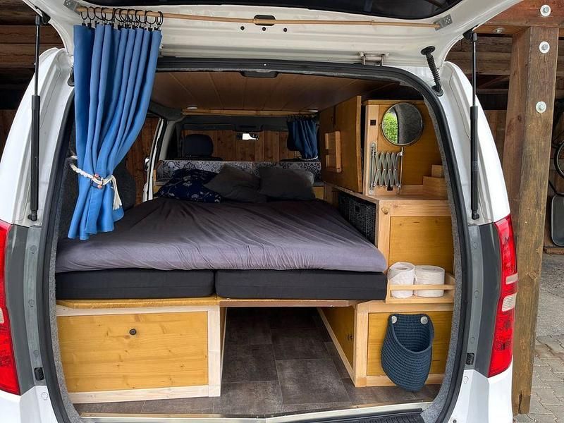 Weiß Gebraucht 2012 Hyundai H-1 Van / Kleinbus | 14.999 € - Bild 1/4