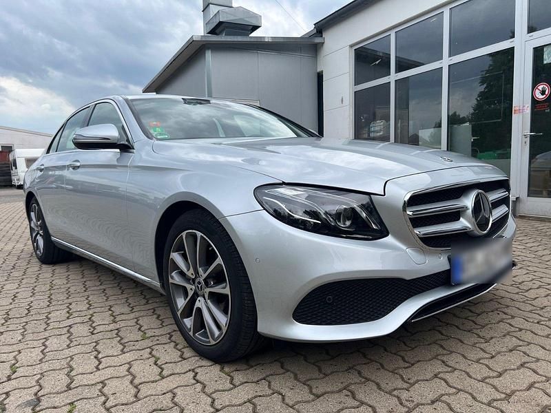 Silber Gebraucht 2018 Mercedes E300 Avantgarde Limousine | 33.500 € (Fairer Preis) - Bild 1/4