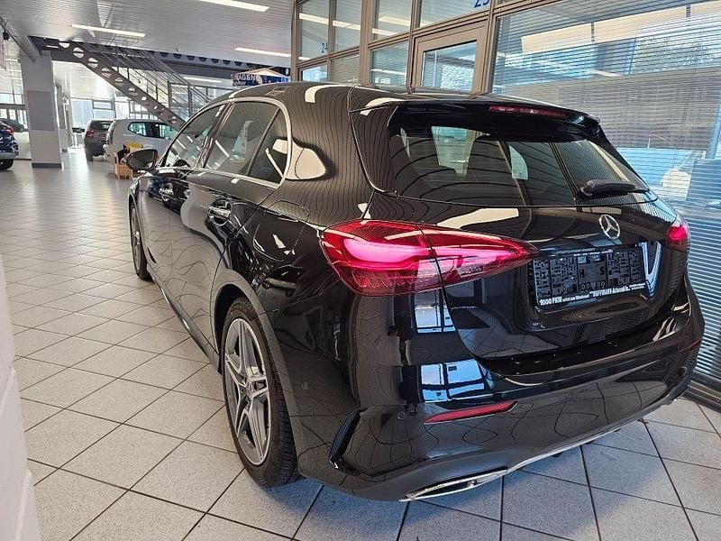 Gebraucht Mercedes A200 AMG 163 PS (119 kW) 2024 Kosmosschwarz met. (metallic) Limousine