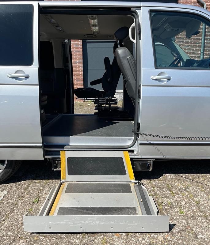 Silber Gebraucht 2011 VW Multivan Highline Van / Kleinbus | 25.500 € - Bild 1/4