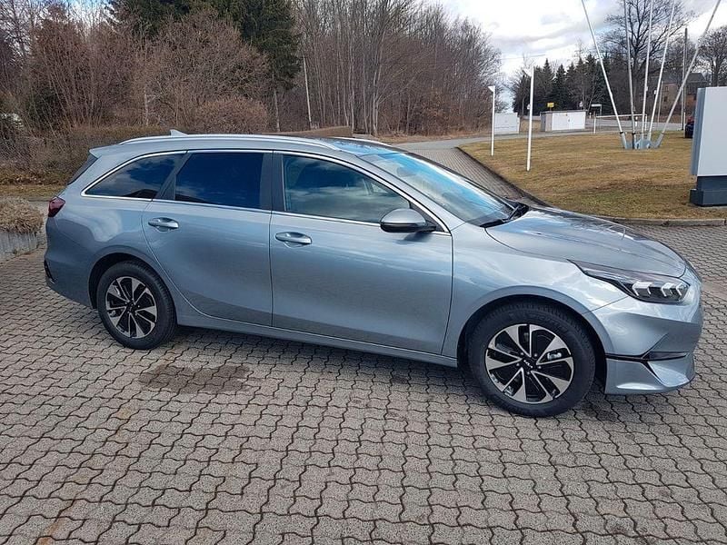 Neu Kia Ceed Sportswagon 140 PS (102 kW) 2025 Grau Kombi