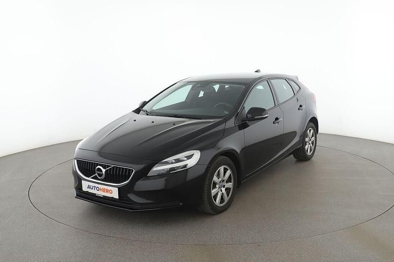 Schwarz Gebraucht 2018 Volvo V40 Momentum Kombi | 16.200 € - Bild 1/3