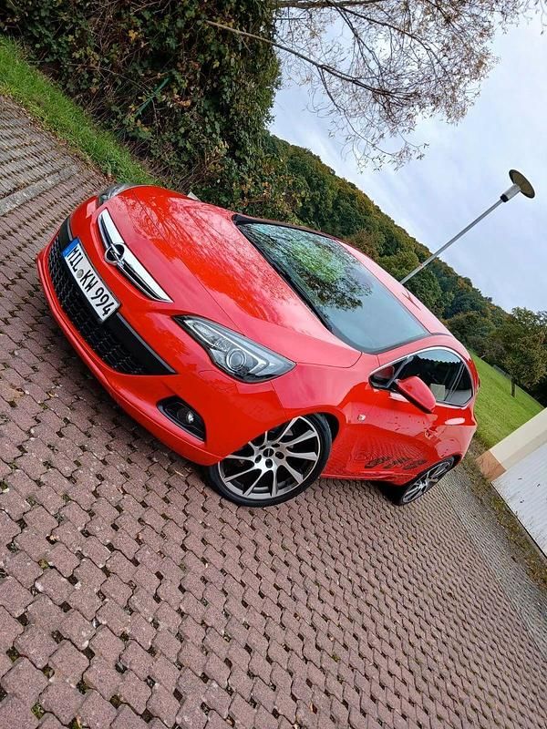 Rot Gebraucht 2012 Opel Astra GTC Edition Limousine | 8.499 € - Bild 1/4