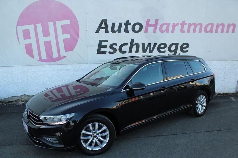 Deep black perleffek (metallic) Gebraucht 2022 VW Passat Business Kombi | 14.450 € (Fairer Preis) - Bild 1/4