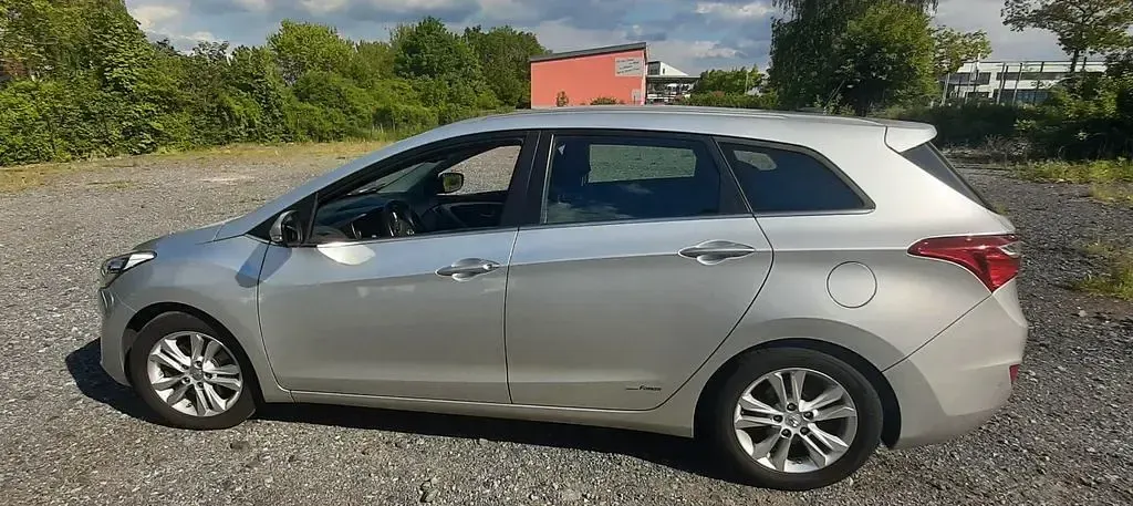 Gebraucht Hyundai i30 Trend 110 PS (80 kW) 2015 Silber Kombi