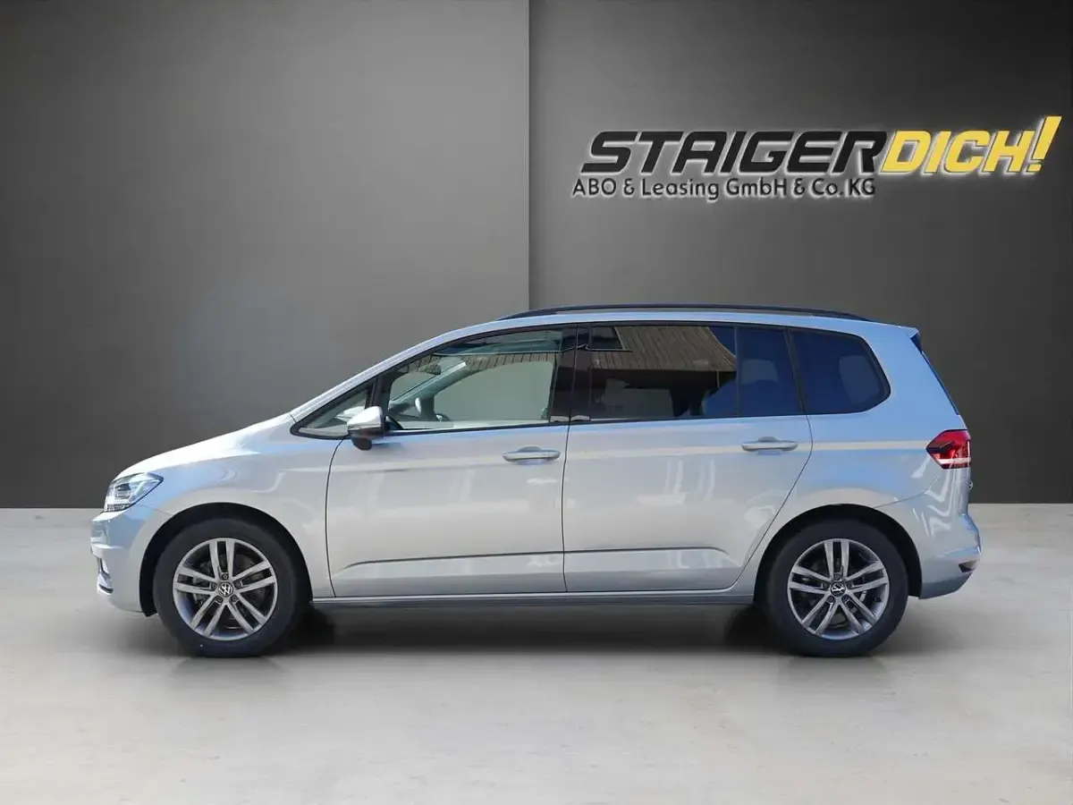 Gebraucht VW Touran 150 PS (110 kW) 2025 Oyster silver metallic Van / Kleinbus