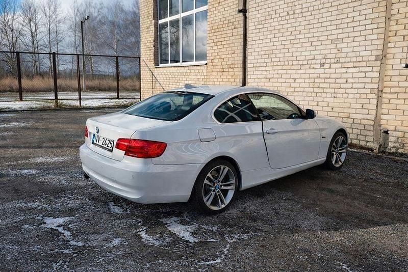 Używany BMW 330 Exclusive 245 KM (180 kW) 2013 Biały Coupe
