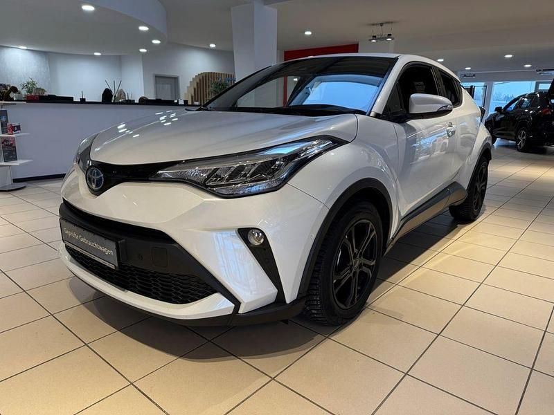 Platinumweiß perleffekt Gebraucht 2022 Toyota C-HR Team SUV | 23.950 € (Fairer Preis) - Bild 1/4