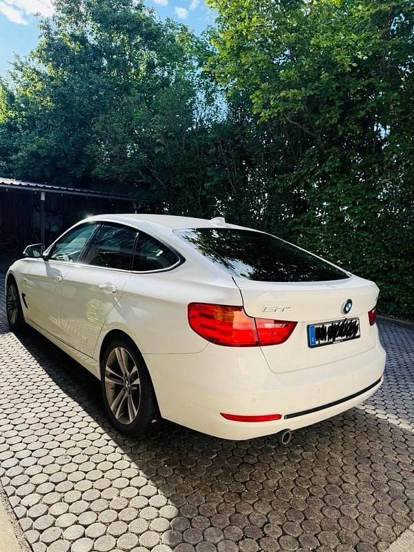Weiß Gebraucht 2015 BMW 320 Gran Turismo Sport Line Limousine | 13.500 € (Guter Preis) - Bild 1/4