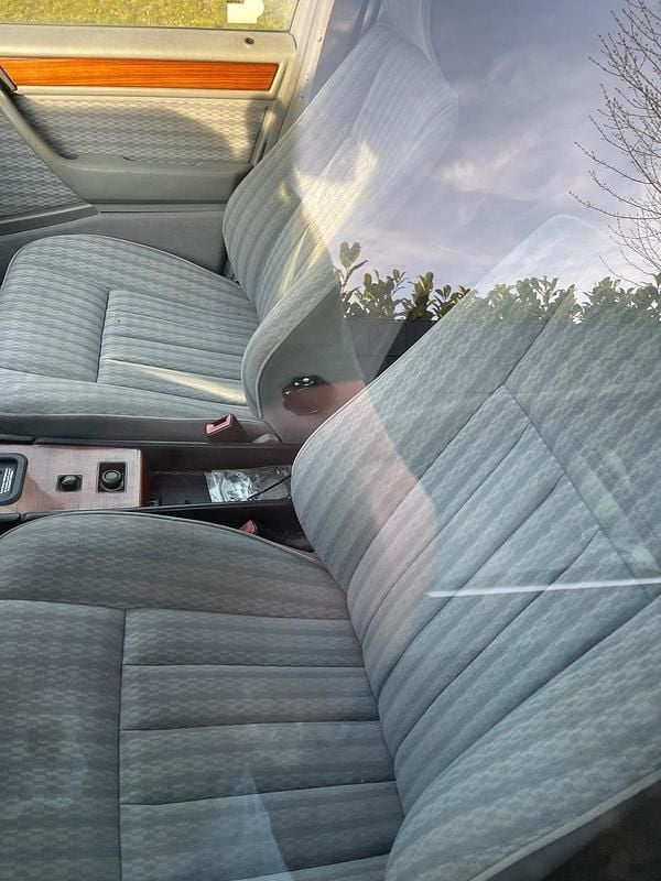 Second-hand Mercedes E250 90 CP (66 kW) 1992 Gri