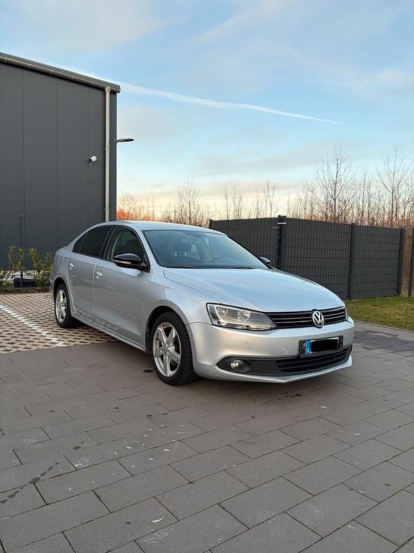 Gebraucht VW Jetta 105 PS (77 kW) 2011 Silber Limousine