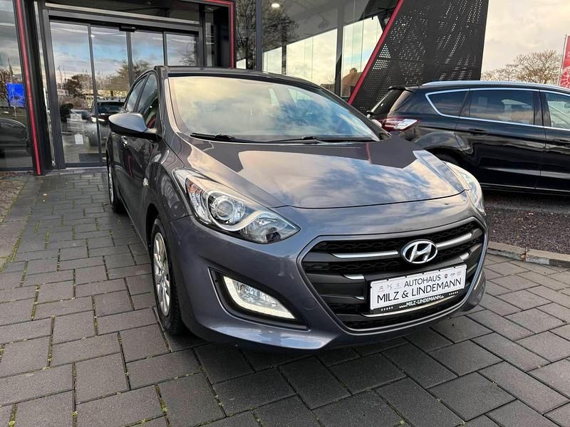 Grau Gebraucht 2016 Hyundai i30 Classic Limousine | 4.990 € (Superpreis) - Bild 1/4