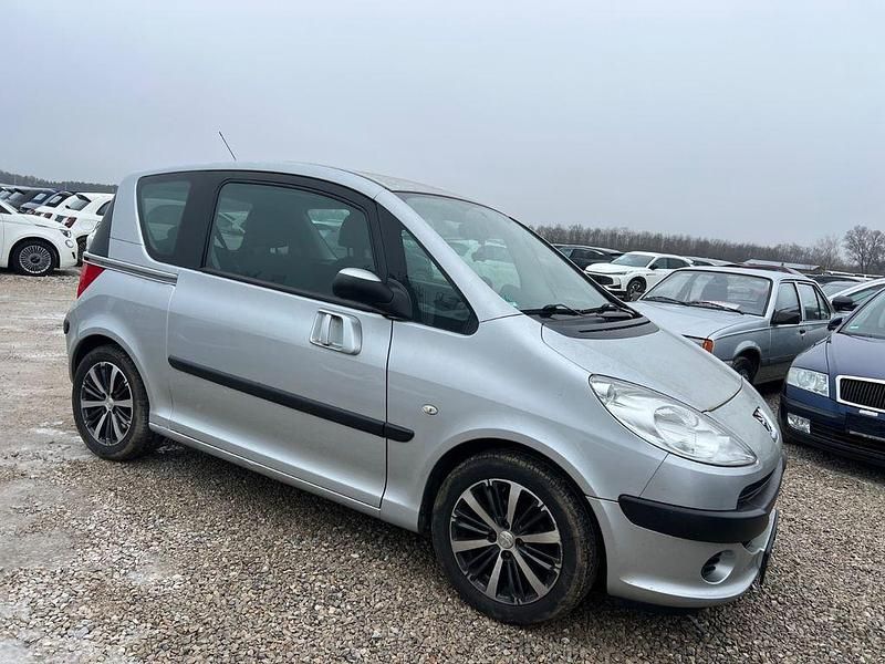 Grau Gebraucht 2006 Peugeot 1007 Filou Van / Kleinbus | 750 € (Superpreis) - Bild 1/4