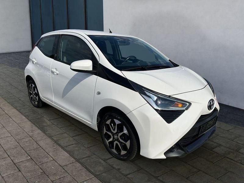 Weiß Gebraucht 2020 Toyota Aygo X-play Kleinwagen | 10.980 € (Fairer Preis) - Bild 1/4