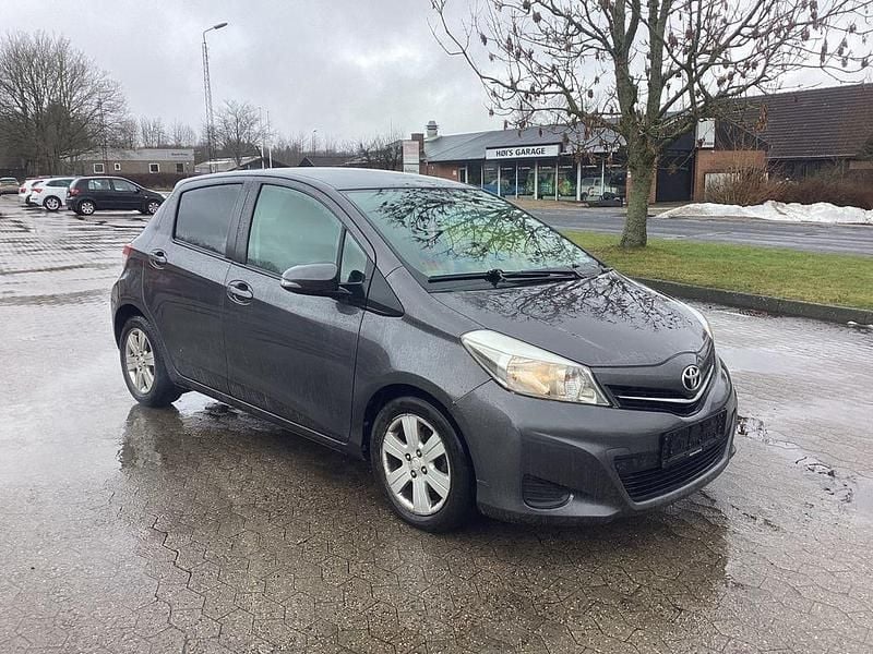 Gebraucht Toyota Yaris 90 PS (66 kW) 2012 Grau Kleinwagen