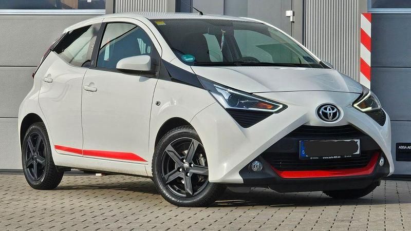 Weiß Gebraucht 2020 Toyota Aygo X-play Kleinwagen | 11.480 € (Fairer Preis) - Bild 1/4