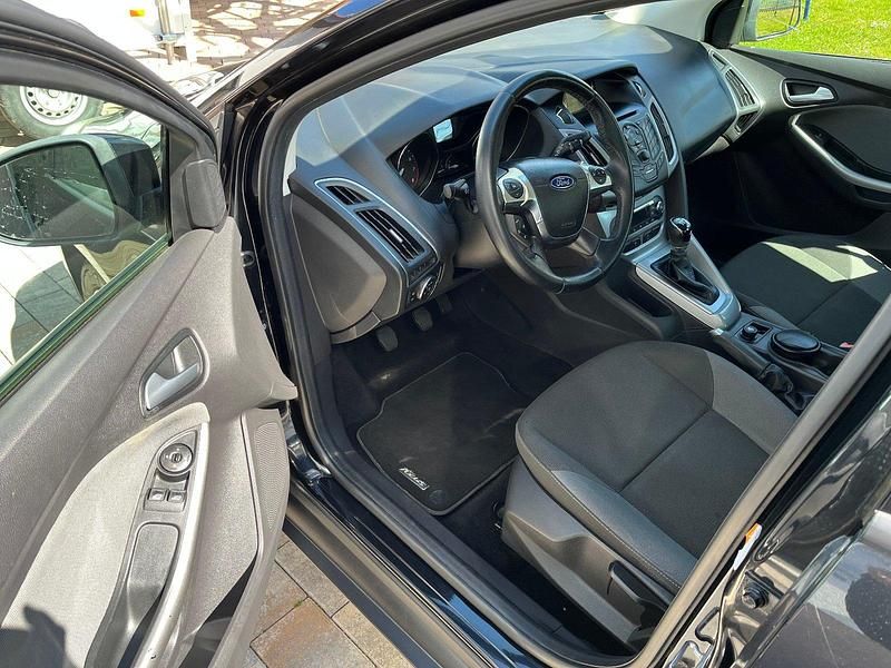 Second-hand Ford Focus 101 CP (74 kW) 2013 Negru Hatchback