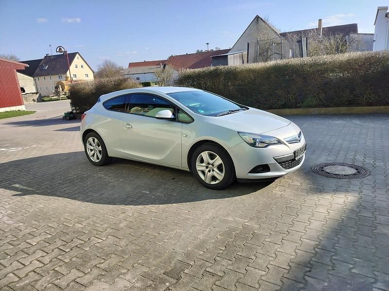 Gebraucht Opel Astra 140 PS (102 kW) 2012 Coupé