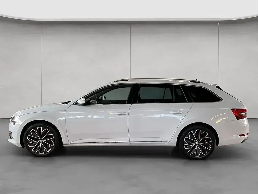 Gebraucht Skoda Superb LAURIN & KLEMENT 150 PS (110 kW) 2023 Moonweiß perleffekt Kombi