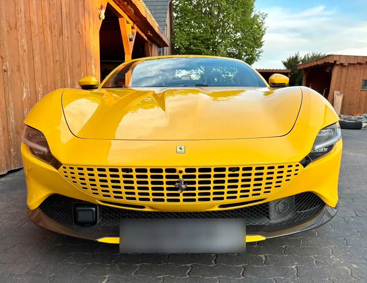 Second-hand Ferrari Roma 620 CP (456 kW) 2024 Galben Cabrio