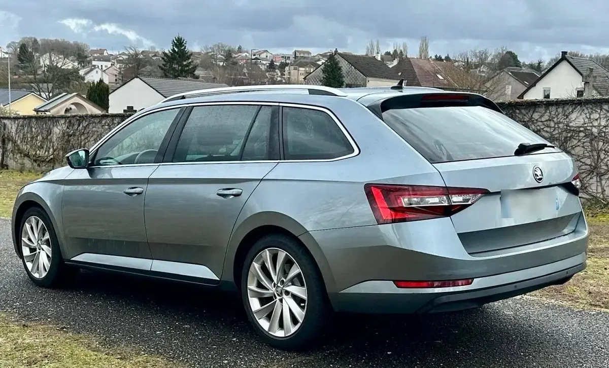 Gebraucht Skoda Superb 150 PS (110 kW) 2017 Grau Kombi