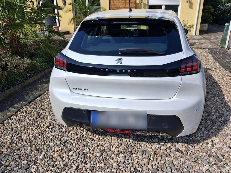 Gebraucht Peugeot e-208 100 kW (136 PS) 2020 Weiß Kleinwagen